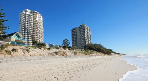 Xanadu Main Beach - Tourism Townsville 1