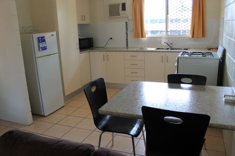 Oasis Inn Holiday Apartments - Tourism Townsville 5