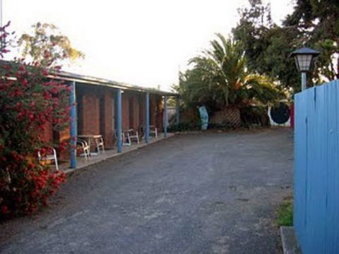 La Cochon Rose Motel & Art Gallery - Tourism Townsville 0