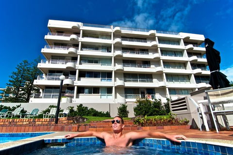 SURFERS CHALET HOLIDAY APARTMENTS - Tourism Townsville 0