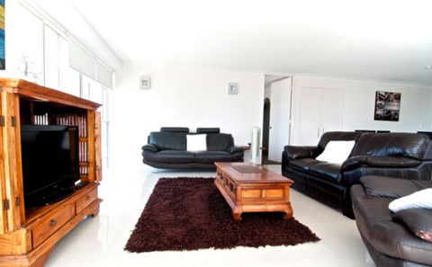SURFERS CHALET HOLIDAY APARTMENTS - Tourism Townsville 1