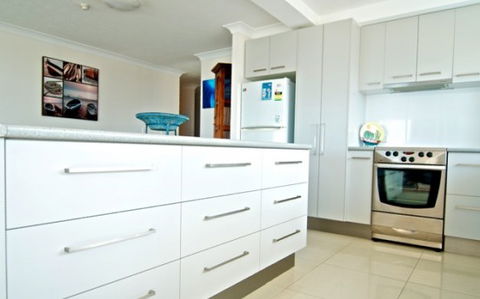 SURFERS CHALET HOLIDAY APARTMENTS - Tourism Townsville 3