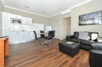 Akuna Motor Inn And Apartments - Tourism Townsville 0