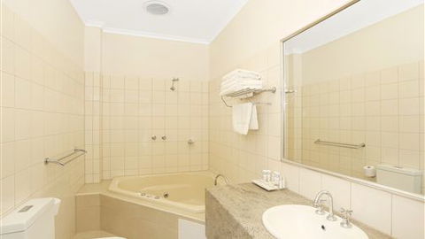 Quality Inn & Suites The Menzies - Tourism Townsville 1