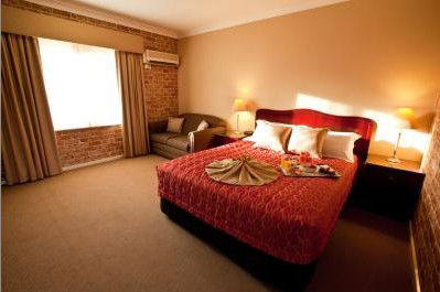 Endeavour Court Motor Inn - Tourism Townsville 1