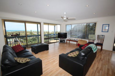 LJ Hooker Goolwa Holiday Rentals - 39 Bradford Road, Goolwa Beach - Tourism Townsville 0