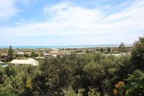 LJ Hooker Goolwa Holiday Rentals - 39 Bradford Road, Goolwa Beach - Tourism Townsville 2
