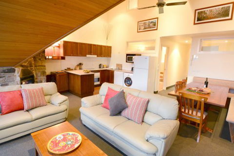 Falls Creek Country Club - Tourism Townsville 3