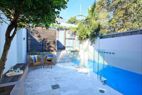 Queens Park Beach House - Tourism Townsville 0