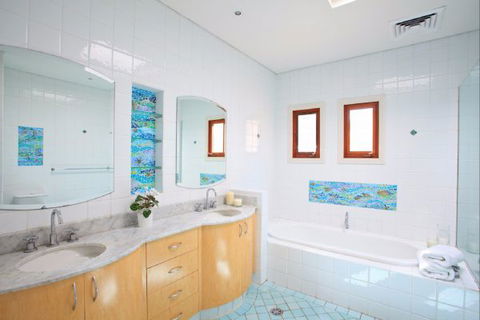 Queens Park Beach House - Tourism Townsville 3