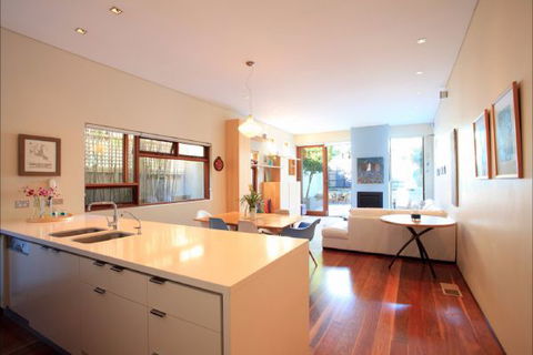 Queens Park Beach House - Tourism Townsville 5
