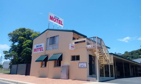 Sail Inn - Yeppoon - Tourism Townsville 1