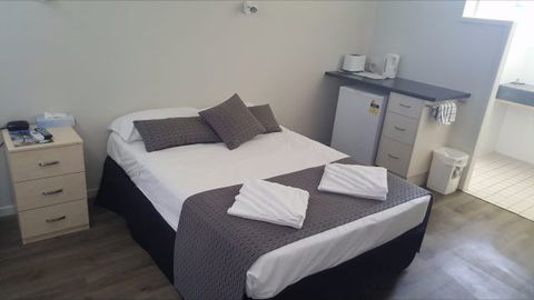 Queens Beach Hotel - Tourism Townsville 1