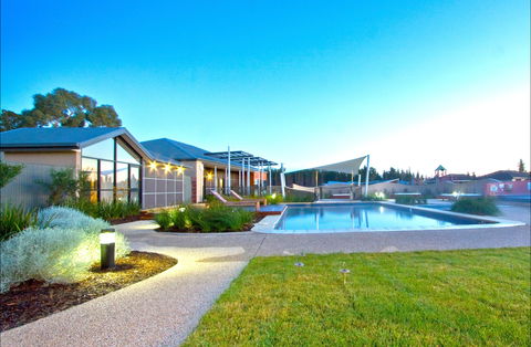 Ramada Resort By Wyndham Seven Mile Beach - Tourism Townsville 0