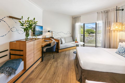 Shangri-la Hotel, The Marina, Cairns - Tourism Townsville 1