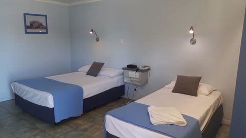 Queens Beach Hotel - Tourism Townsville 0