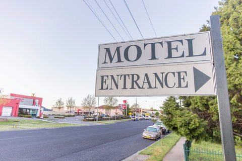 Bathurst Motor Inn - Tourism Townsville 0