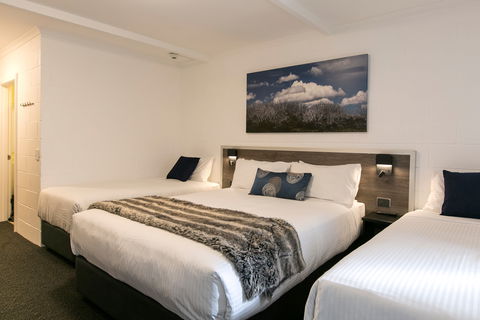 Falls Creek Hotel - Tourism Townsville 1