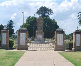 Warwick War Memorial And Gates - Tourism Townsville 0