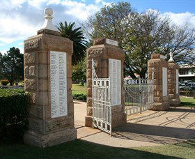 Warwick War Memorial And Gates - Tourism Townsville 2