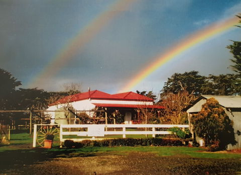 Stefani Hilltop Gallery - Tourism Townsville 0