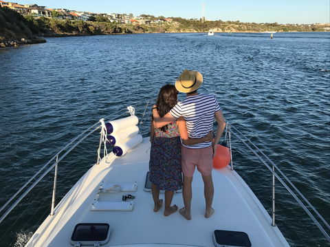 Cruising The  Swan River In At Sunset With Boutique Cruise - Tourism Townsville 2