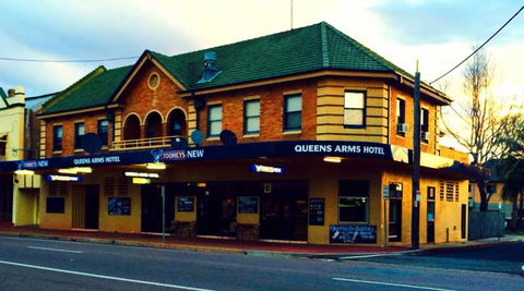 Queens Arms Hotel - Tourism Townsville 0