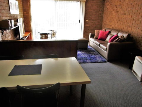 A Furnished Townhouse In Goulburn - Tourism Townsville 5