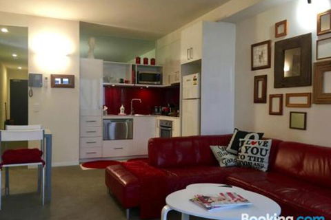 Quiet Laneway Apartment Near Bourke St. Mall - Tourism Townsville 0
