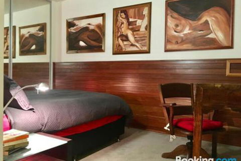 Quiet Laneway Apartment Near Bourke St. Mall - Tourism Townsville 7