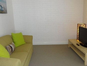 Ironbark - Deluxe Family Townhouse - Tourism Townsville 5