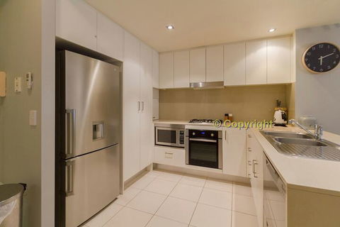 A Deluxe Swim Up Drift Apartments South - Tourism Townsville 3