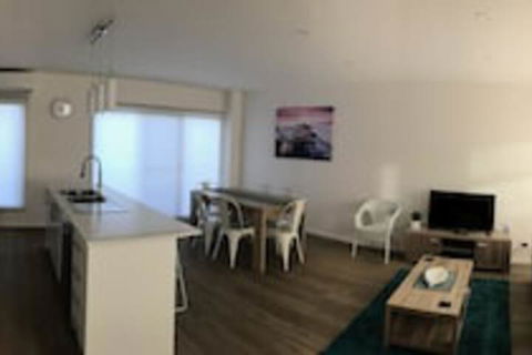 Santa Monica Lodge - Tourism Townsville 0