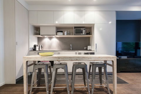 ZACH, 1BDR St.Kilda Apartment - Tourism Townsville 3