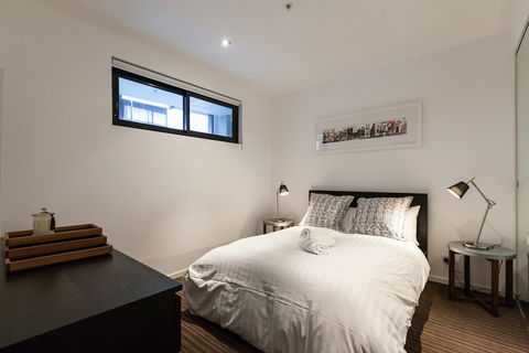 ZACH, 1BDR St.Kilda Apartment - Tourism Townsville 2