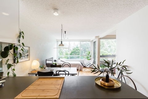 ISAAC, 1BDR South Melbourne Apartment - Tourism Townsville 2