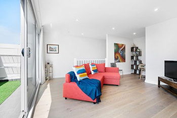 DINA, 2BDR Carlton Apartment - Tourism Townsville 0