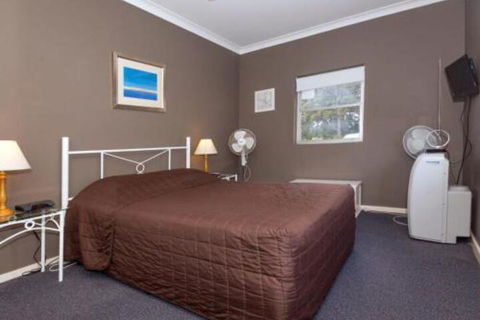 Quarterdeck Unit 5 12 Magnus Street - Tourism Townsville 2