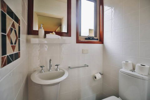 Edzell - Stunning Waterfront Home - Tourism Townsville 3