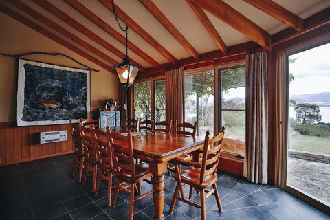 Edzell - Stunning Waterfront Home - Tourism Townsville 6