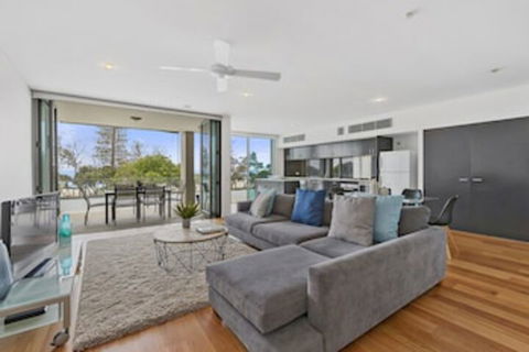KINGSCLIFF NOR NOR EAST 101 On MARINE PARADE - Tourism Townsville 0