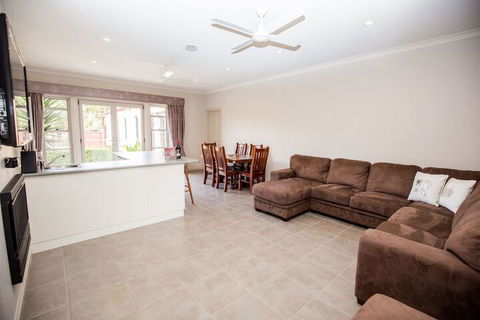 BEL MIREN DUSTY MILLER - Tourism Townsville 3
