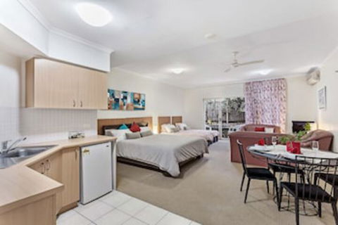Zenith Studio Unit 3, 10 Messines Street - Tourism Townsville 0