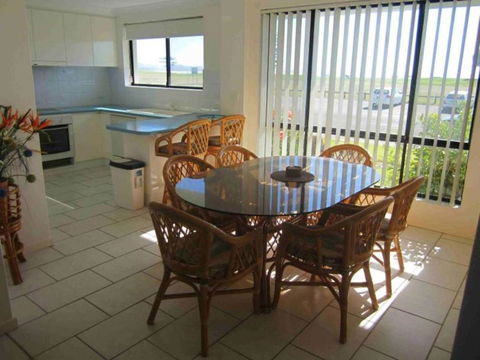 Hi Surf Unit 2 92 Head Street Forster - Tourism Townsville 3