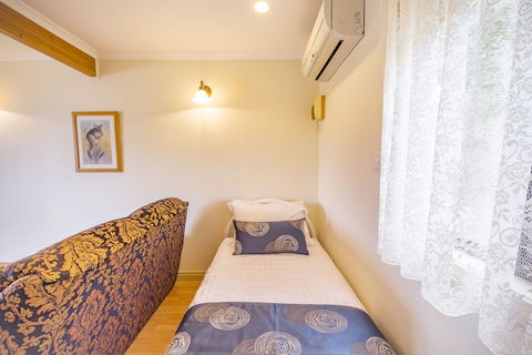 Queechy Motel - Tourism Townsville 0