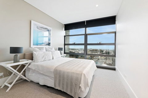 Ultra Modern Brand New CBD View - Tourism Townsville 7