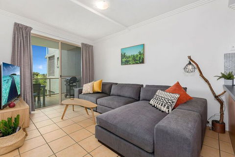 BEACH BLISS LUXURIOUS APARTMENT With POOL - Tourism Townsville 3