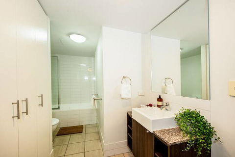 CBD African Charm, Story Bridge & River Views - Tourism Townsville 2