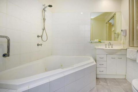 Aqualuna Beach Resort Unit 25 - Tourism Townsville 3