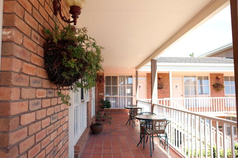 Summerhill Motor Inn - Adult Only - Tourism Townsville 0